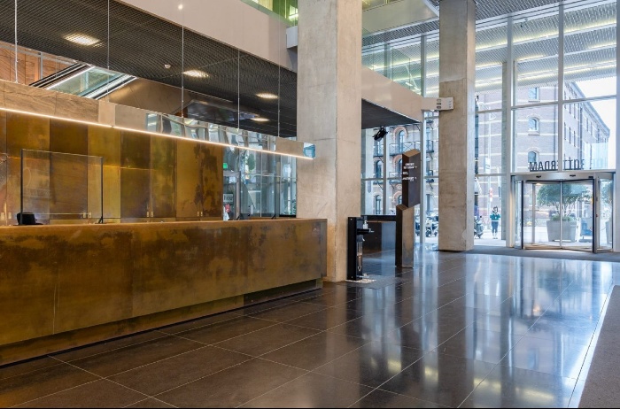 Entree en ontvangsthal in De Rotterdam