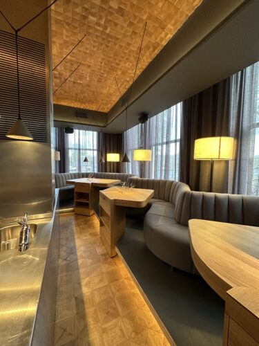 Zitgedeelte van Restaurant 212 na renovatie
