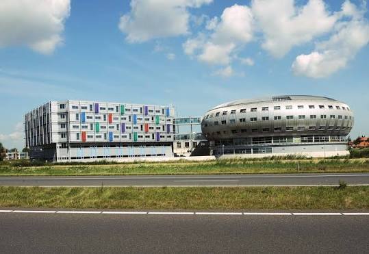 Buitenzijde van The Cube in Almere